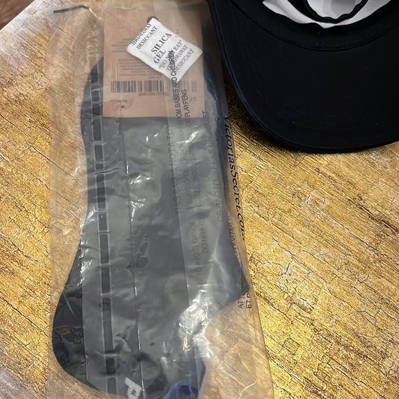 NWT Victoria’s Secret/Pink hat and sock 2pack - Picture 9 of 13